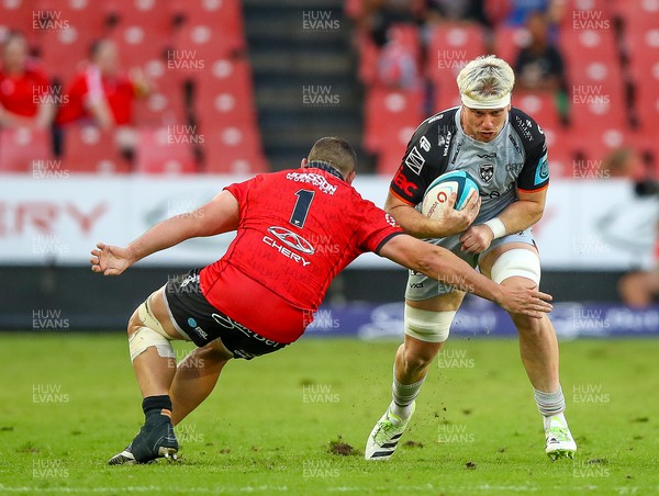 021223 - Emirates Lions v Dragons RFC - United Rugby Championship - JP Smith of the Emirates Lions tries to tackle Aaron Wainright of the Dragons