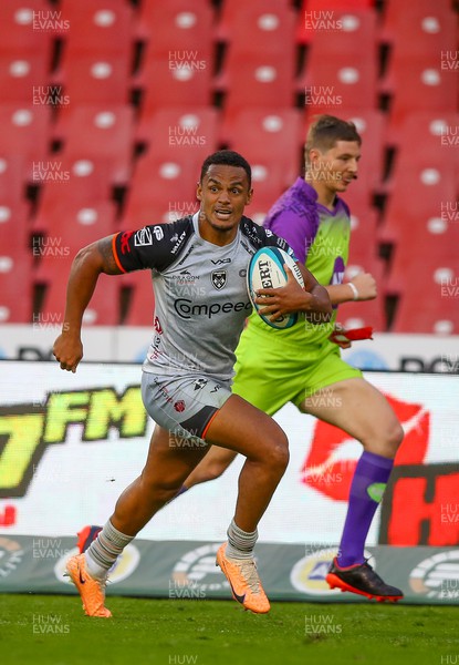 021223 - Emirates Lions v Dragons RFC - United Rugby Championship - Ashton Hewitt of the Dragons on his way to score his try