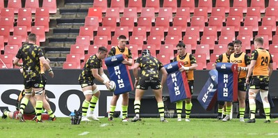 180125  Emirates Lions v Dragons RFC, EPCR Challenge Cup - Dragons warm up ahead of the match