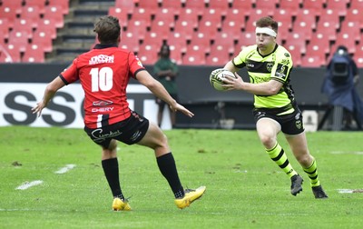 180125  Emirates Lions v Dragons RFC, EPCR Challenge Cup - Aneurin Owen of Dragons RFC takes on Sam Francis of Emirates Lions