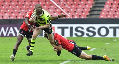 180125  Emirates Lions v Dragons RFC, EPCR Challenge Cup - Aneurin Owen of Dragons RFC charges forward