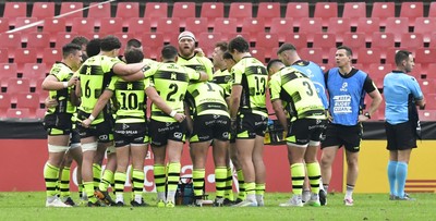 180125  Emirates Lions v Dragons RFC, EPCR Challenge Cup - Dragons huddle up during the match