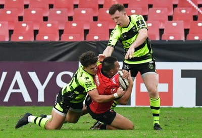 180125  Emirates Lions v Dragons RFC, EPCR Challenge Cup - Rynhardt Jonker of the Lions is tackled by Will Reed of Dragons and Aneurin Owen of Dragons RFC