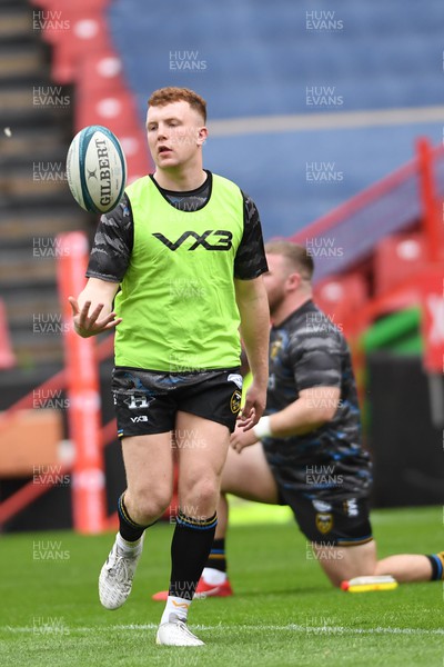 271122 - Emirates Lions v Dragons RFC - United Rugby Championship - Dragons RFC players warm up