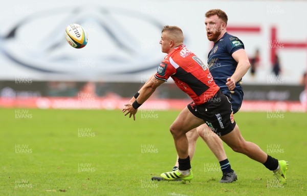 280326 - Fidelity SecureDrive Lions v Dragons RFC, United Rugby Championship - Aneurin Owen of Dragons RFC closes in on Nico Steyn of Lions