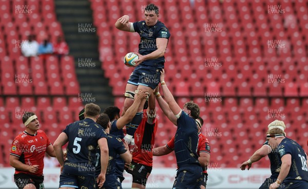 280326 - Fidelity SecureDrive Lions v Dragons RFC, United Rugby Championship - Seb Davies of Dragons RFC wins the line out