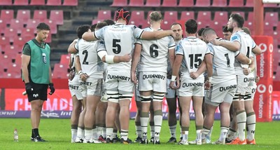 170525 - Emirates Lions v Ospreys - United Rugby Championship - Teams huddle to observe a moment of silence as they take the field to start the match
