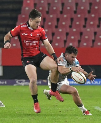 170525 - Emirates Lions v Ospreys - United Rugby Championship - Quan Horn of the Lions and Luke Morgan of Ospreys fight for possession