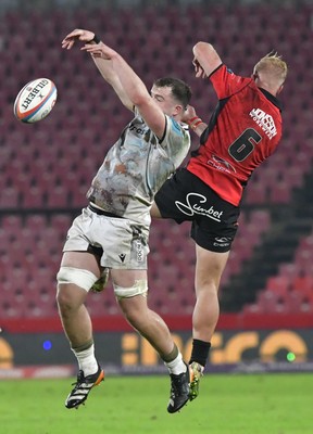 170525 - Emirates Lions v Ospreys - United Rugby Championship - Morgan Morse of Ospreys and JC Pretorius of the Lions battle for possession