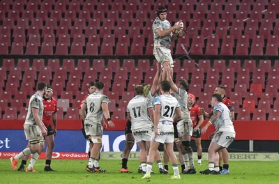 170525 - Emirates Lions v Ospreys - United Rugby Championship - James Fender of Ospreys wins possession