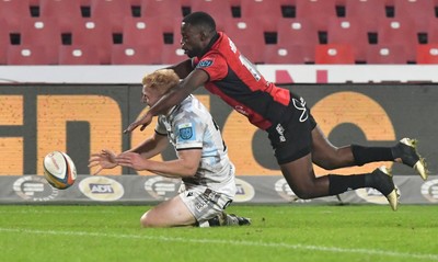 170525 - Emirates Lions v Ospreys - United Rugby Championship - Iestyn Hopkins of Ospreys foils a potential try by Lubabalo Dobela of the Lions