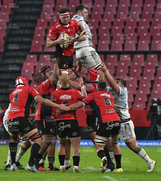 170525 - Emirates Lions v Ospreys - United Rugby Championship - Jarod Cairns of the Lions wins ball possession