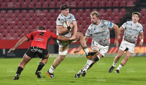 170525 - Emirates Lions v Ospreys - United Rugby Championship - Morgan Morse of Ospreys with the ball