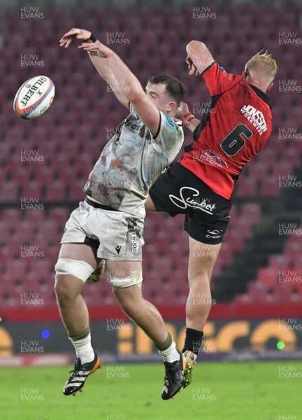 170525 - Emirates Lions v Ospreys - United Rugby Championship - Morgan Morse of Ospreys and JC Pretorius of the Lions battle for possession