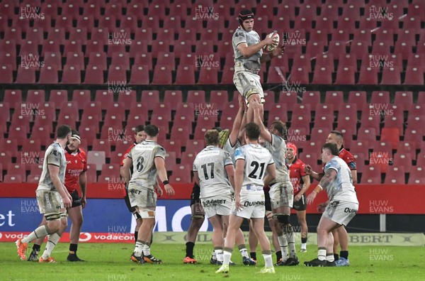 170525 - Emirates Lions v Ospreys - United Rugby Championship - James Fender of Ospreys wins possession