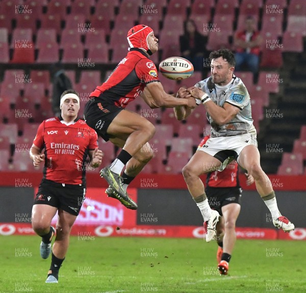 170525 - Emirates Lions v Ospreys - United Rugby Championship - Edwill Van Der Merwe of the Lions and Luke Morgan of Ospreys fight for ball possession
