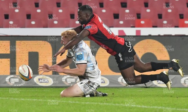 170525 - Emirates Lions v Ospreys - United Rugby Championship - Iestyn Hopkins of Ospreys foils a potential try by Lubabalo Dobela of the Lions