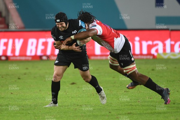 250322 - Emirates Lions v Ospreys - United Rugby Championship - Nicky Smith of the Ospreys is tackled