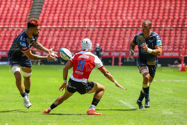 041222 - Emirates Lions v Scarlets - United Rugby Championship - Sam Lousi of the Scarlets passes to Aaron Shingler