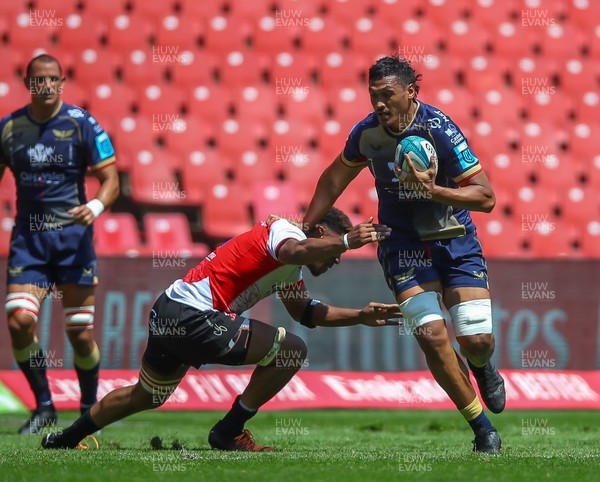 041222 - Emirates Lions v Scarlets - United Rugby Championship - Vaea Fifita of the Scarlets hands off