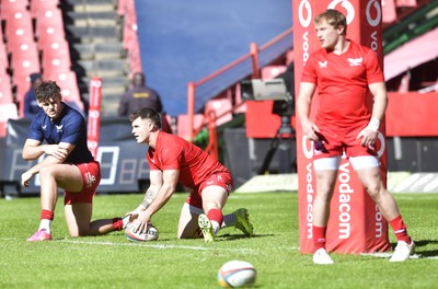 110525 - Emirates Lions v Scarlets - United Rugby Championship - Teams warming up ahead of start