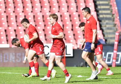 110525 - Emirates Lions v Scarlets - United Rugby Championship - Teams warming up ahead of start