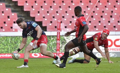 110525 - Emirates Lions v Scarlets - United Rugby Championship - Johnny Williams of Scarlets breaks through and score a try