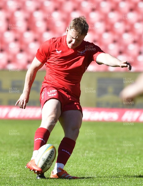 110525 - Emirates Lions v Scarlets - United Rugby Championship - Teams warming up ahead of start