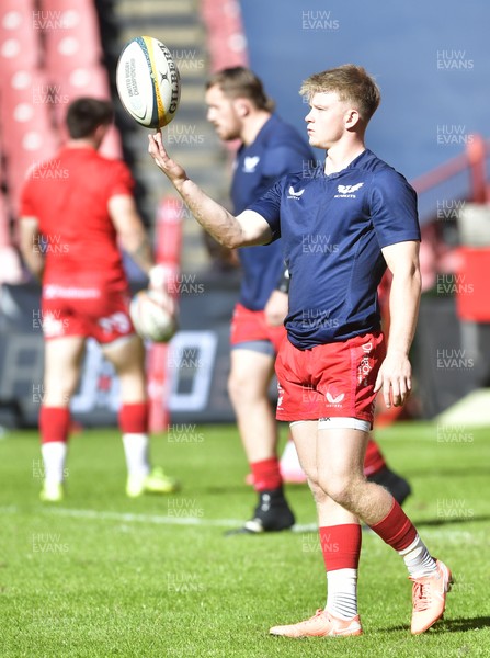 110525 - Emirates Lions v Scarlets - United Rugby Championship - Teams warming up ahead of start