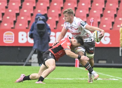 181025 - Emirates Lions v Scarlets - United Rugby Championship - Taine Plumtree of Scarlets with the ball