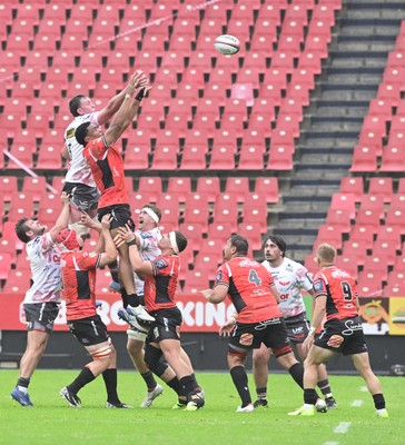 181025 - Emirates Lions v Scarlets - United Rugby Championship - Battle for ball possession