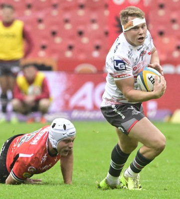 181025 - Emirates Lions v Scarlets - United Rugby Championship - Sam Castelow of Scarlets with the ball