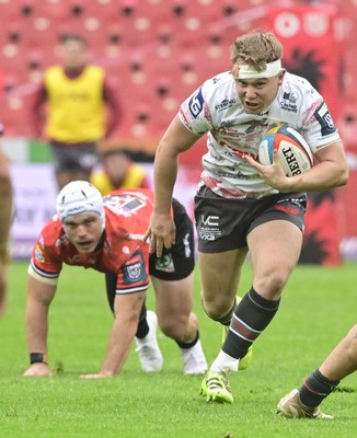 181025 - Emirates Lions v Scarlets - United Rugby Championship - Sam Castelow of Scarlets with the ball