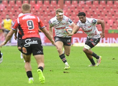 181025 - Emirates Lions v Scarlets - United Rugby Championship - Sam Castelow of Scarlets with the ball