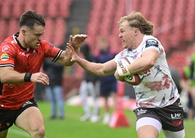 181025 - Emirates Lions v Scarlets - United Rugby Championship - Blair Murray of Scarlets and Quan Horn of the Lions