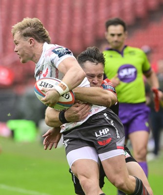 181025 - Emirates Lions v Scarlets - United Rugby Championship - Blair Murray of Scarlets and Quan Horn of the Lions