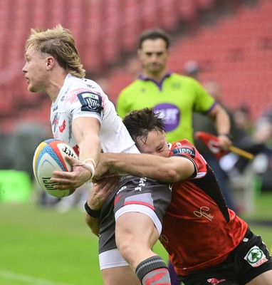 181025 - Emirates Lions v Scarlets - United Rugby Championship - Blair Murray of Scarlets and Quan Horn of the Lions