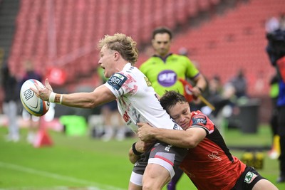 181025 - Emirates Lions v Scarlets - United Rugby Championship - Blair Murray of Scarlets and Quan Horn of the Lions