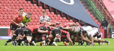 181025 - Emirates Lions v Scarlets - United Rugby Championship - Scrum