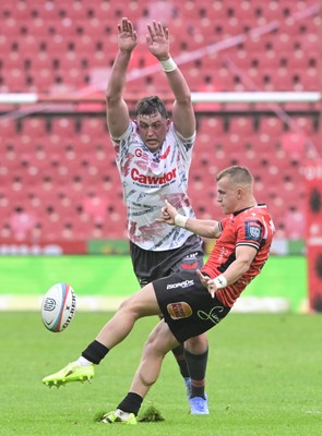181025 - Emirates Lions v Scarlets - United Rugby Championship - Nico Steyn of the Lions clears under pressure from Alex Groves of Scarlets