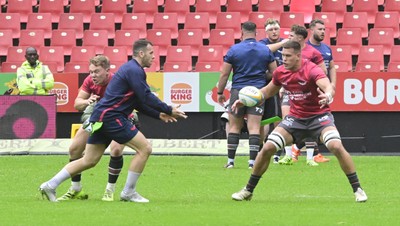 181025 - Emirates Lions v Scarlets - United Rugby Championship - Scarlets warming up ahead of the match