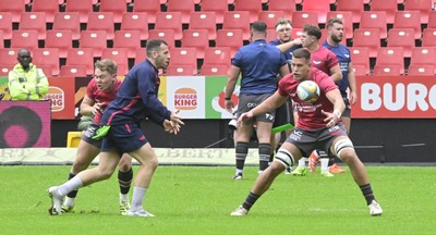 181025 - Emirates Lions v Scarlets - United Rugby Championship - Scarlets warming up ahead of the match