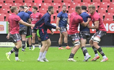 181025 - Emirates Lions v Scarlets - United Rugby Championship - Scarlets warming up ahead of the match