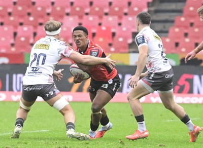 181025 - Emirates Lions v Scarlets - United Rugby Championship - Angelo Davids of the Lions with ball possession
