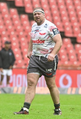 181025 - Emirates Lions v Scarlets - United Rugby Championship - Henry Thomas of Scarlets