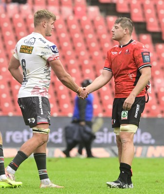 181025 - Emirates Lions v Scarlets - United Rugby Championship -  Taine Plumtree of Scarlets and Francke Horn of the Lions shake hands