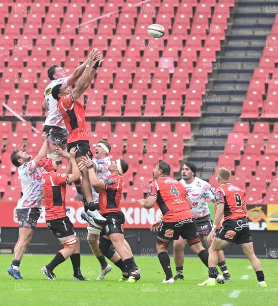 181025 - Emirates Lions v Scarlets - United Rugby Championship - Battle for ball possession