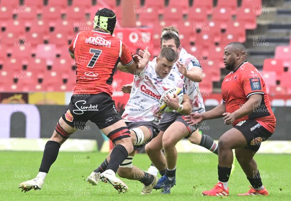 181025 - Emirates Lions v Scarlets - United Rugby Championship - Jarrod Taylor of Scarlets with the ball