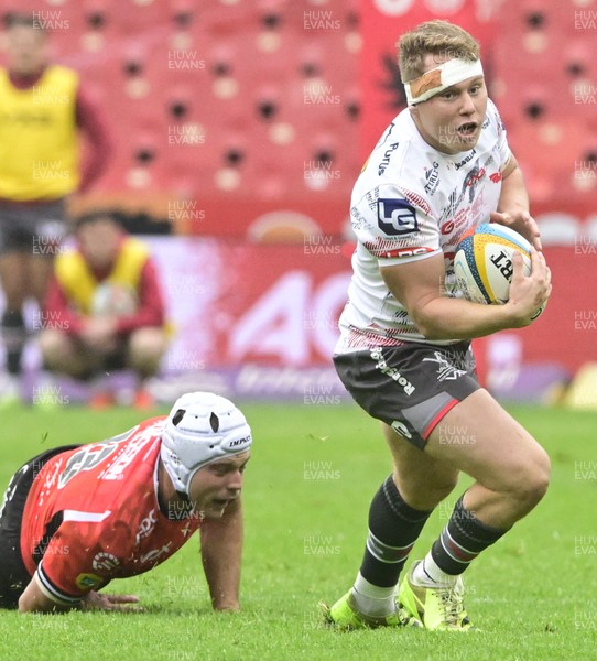 181025 - Emirates Lions v Scarlets - United Rugby Championship - Sam Castelow of Scarlets with the ball