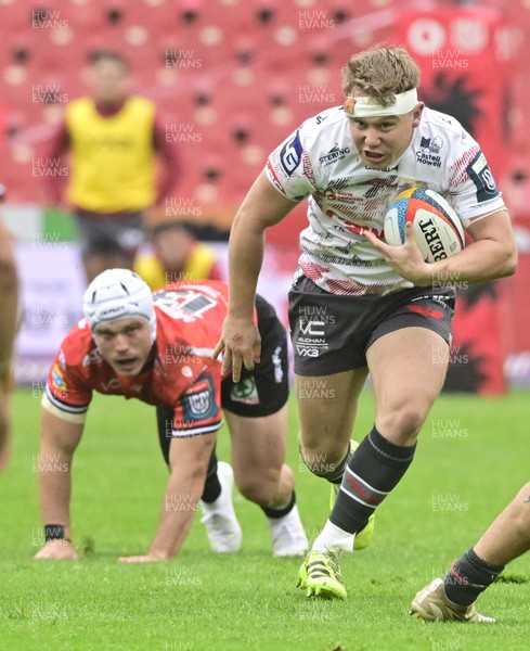 181025 - Emirates Lions v Scarlets - United Rugby Championship - Sam Castelow of Scarlets with the ball